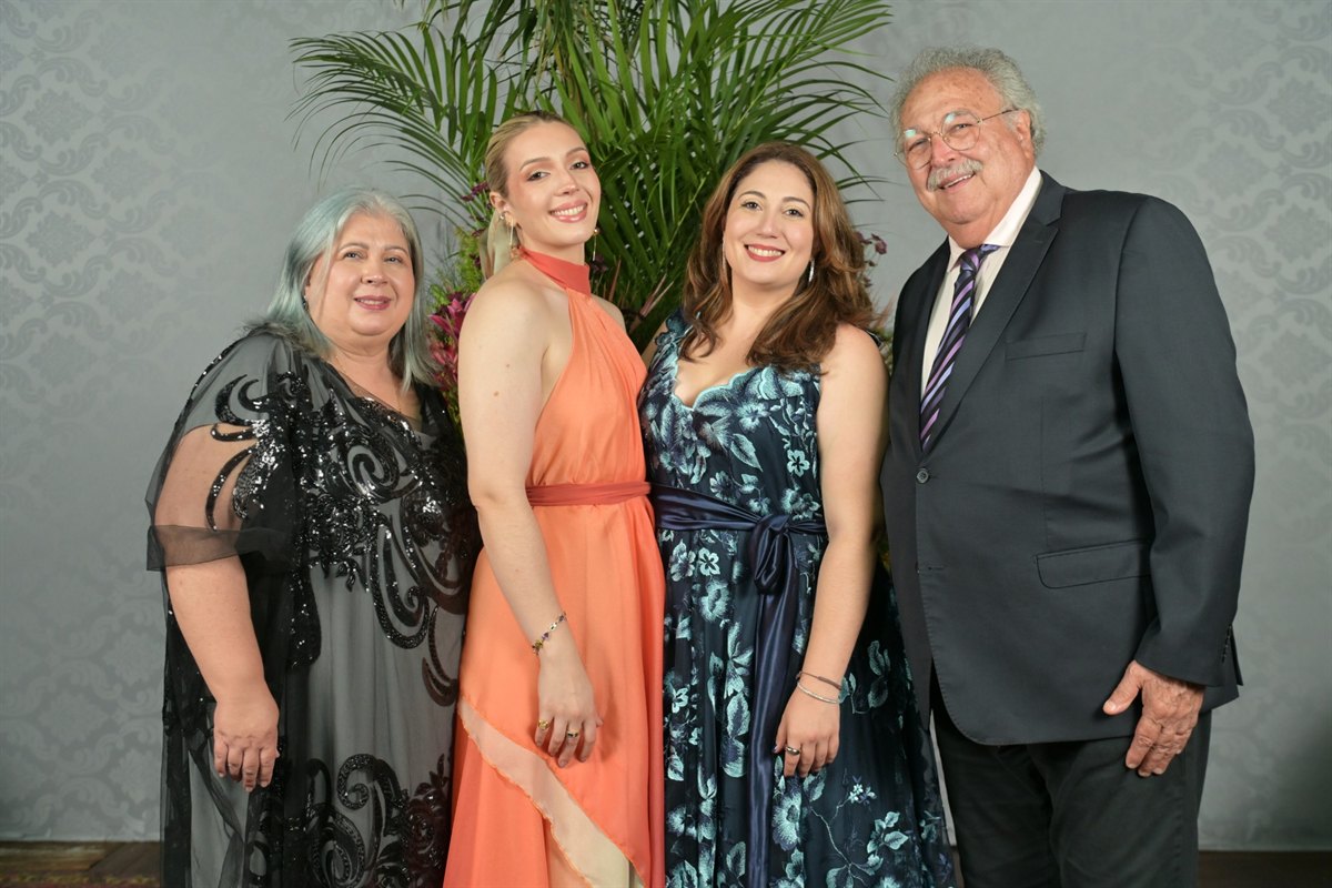 Mussa Calil com a esposa Maria Aparecida e as filhas Maria Clara e Maria Vitória